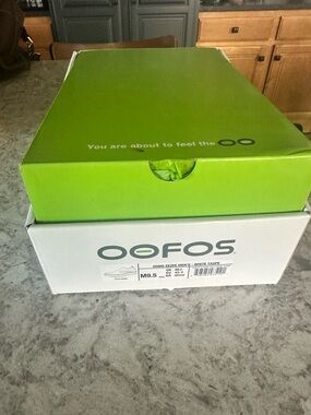 OOFOS OOMG Eezee Men's slip-on shoes. Size M9.5